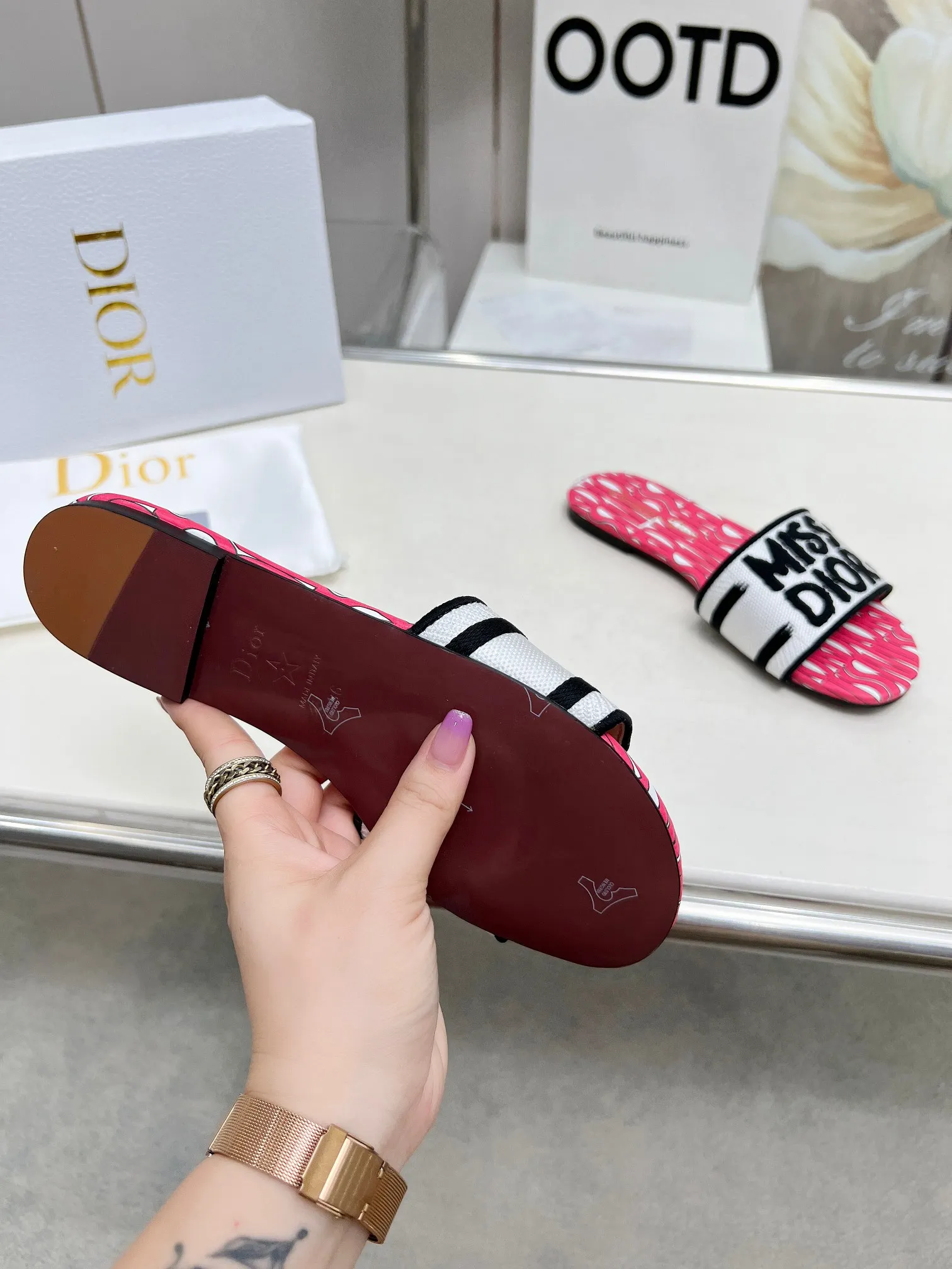 👟👟Ex-factory price 300👟👟 •Dior women's presbyopic embroidered leather-soled slippers Christian Dior has always been synonymous with magnificence and elegance, and has always been at the top of the fashion world👍 What is particularly worth mentioning is: the embroidered ✨ pattern on the sole, which reproduces one of the cherished symbols of Christian Dior✅More than a hundred colors to choose from ◽️️Upper: selected top-quality embroidered cotton ◽️Inner lining: imported sheepskin ◽Number 35-40 (41.42.43 customized)